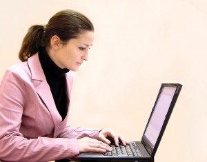 Femme au clavier