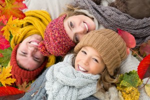 herbstfreude familie in blättern liegend