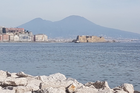 Vue sur le Vésuve et le château de l'Œuf